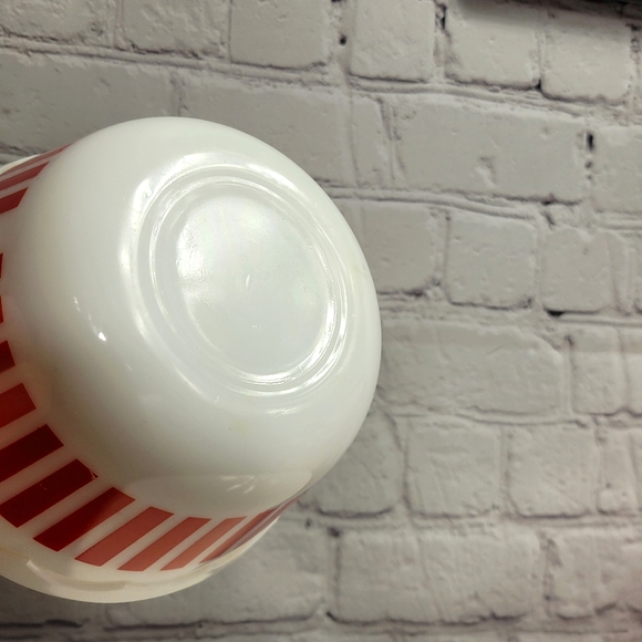 Hazel Atlas 1950s Red Candy Stripe Serving Mixing Bowl with Scalloped Edge - Picture 4 of 9